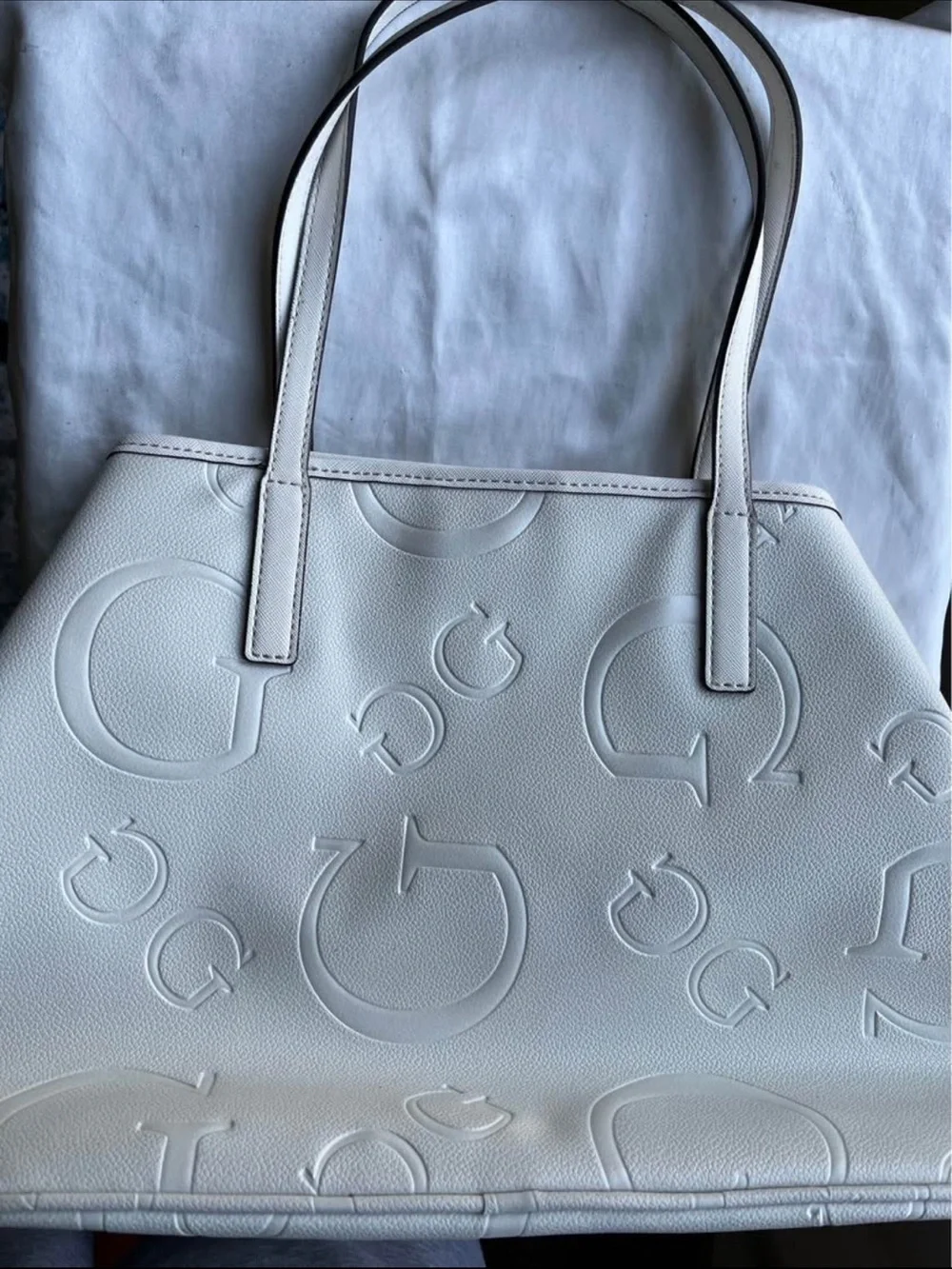 Guess tote prominent